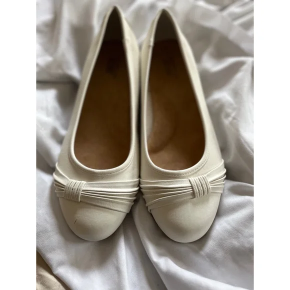 EUC Women's Croft & Barrow Flats Size 9.5W White - Picture 1 of 6